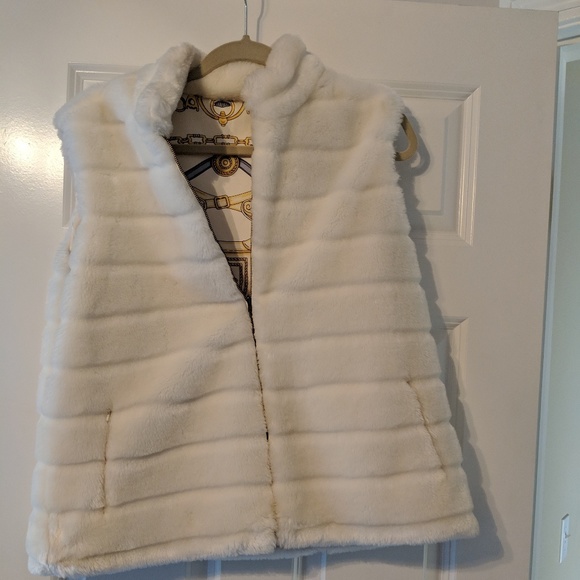 White fur vest that is reversible - Picture 2 of 3